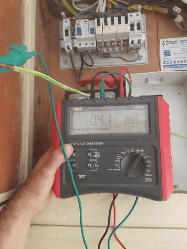 עבודה בלוח חשמל